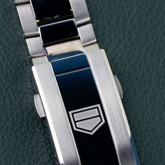 TAG Heuer Aquaracer Professional 200 CBP1113.BA0627 - close-up van de vouwsluiting met TAG Heuer schildlogo