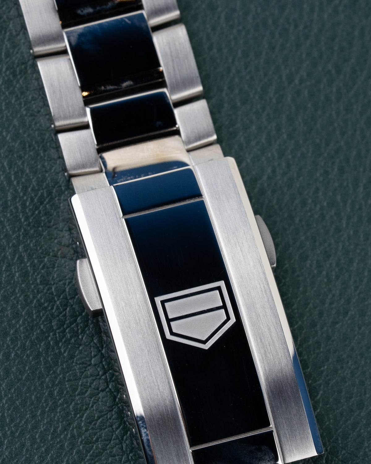 TAG Heuer Aquaracer Professional 200 CBP1113.BA0627 - close-up van de vouwsluiting met TAG Heuer schildlogo