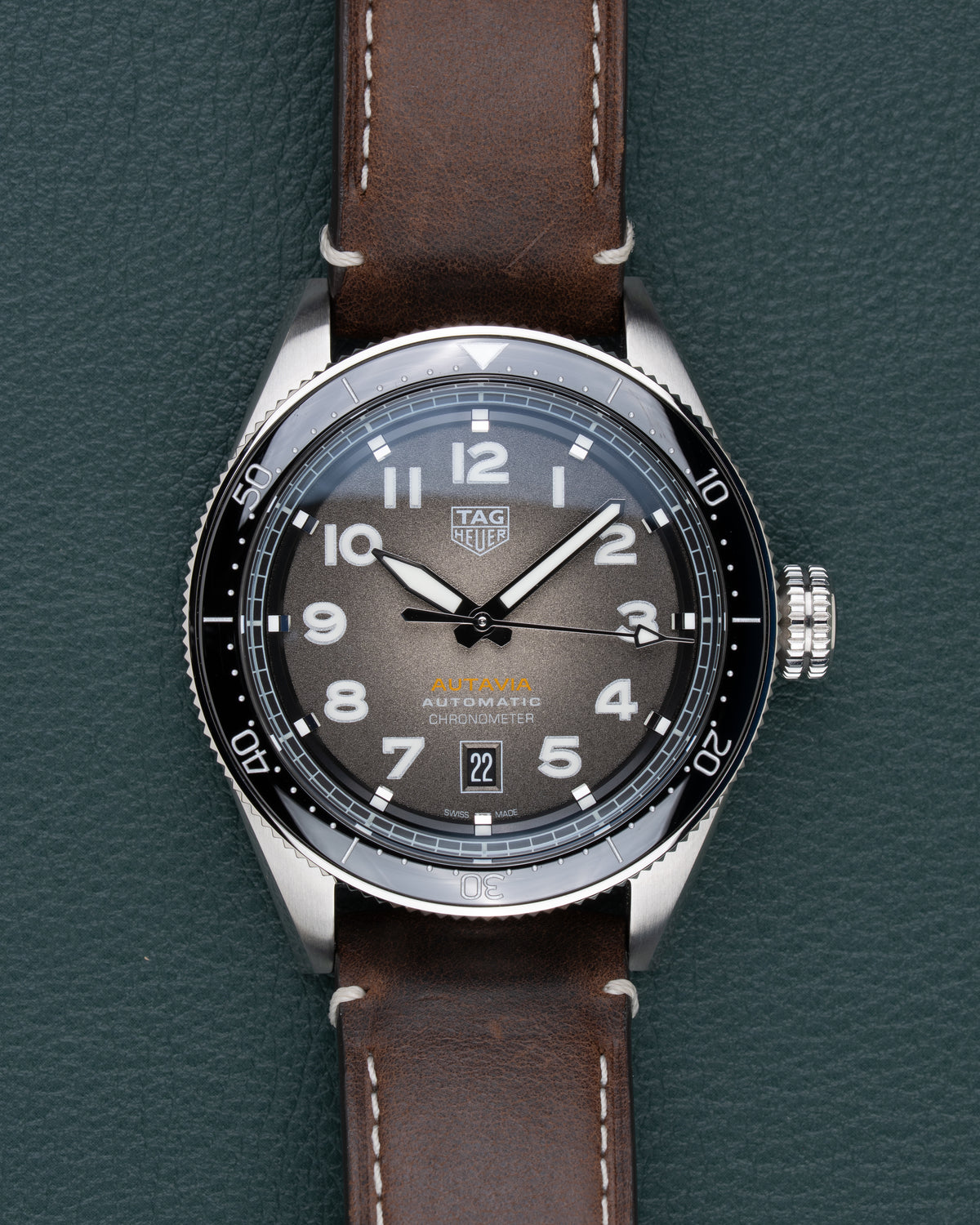 TAG Heuer Autavia Isograph WBE5114.FC8266 - frontaal aanzicht met grijze fume wijzerplaat, zwarte bezel en bruine leren band