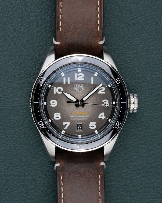 TAG Heuer Autavia Isograph WBE5114.FC8266 - frontaal aanzicht met grijze fume wijzerplaat, zwarte bezel en bruine leren band