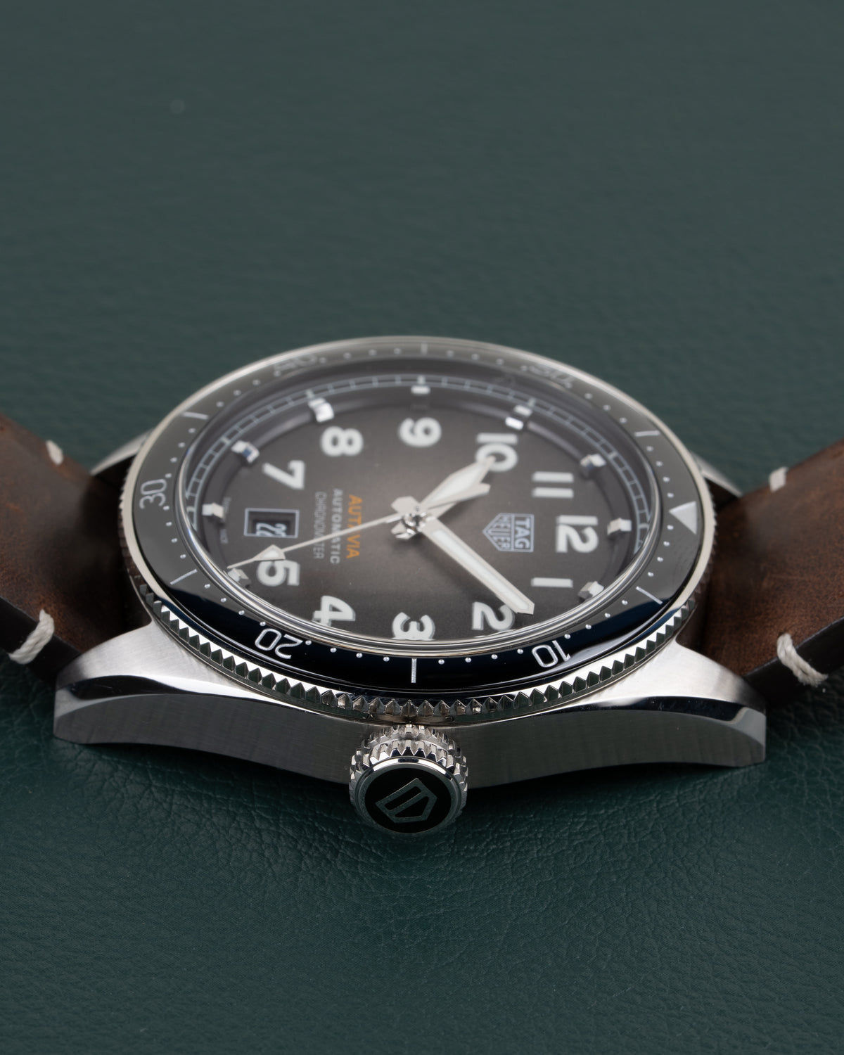 TAG Heuer Autavia Isograph WBE5114.FC8266 - zijaanzicht van de kast met kroon zichtbaar onderaan