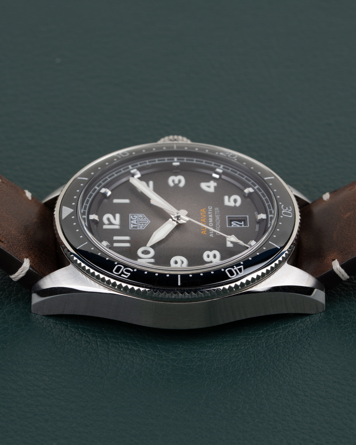 TAG Heuer Autavia Isograph WBE5114.FC8266 - zijaanzicht van de kast met kroon verborgen aan andere zijde