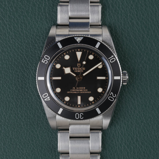 Tudor Black Bay 54 M79000N-0001 - Volledig horloge recht van boven met zwarte wijzerplaat en stalen schakelband