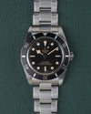 Tudor Black Bay 54 M79000N-0001 - Volledig horloge recht van boven met zwarte wijzerplaat en stalen schakelband