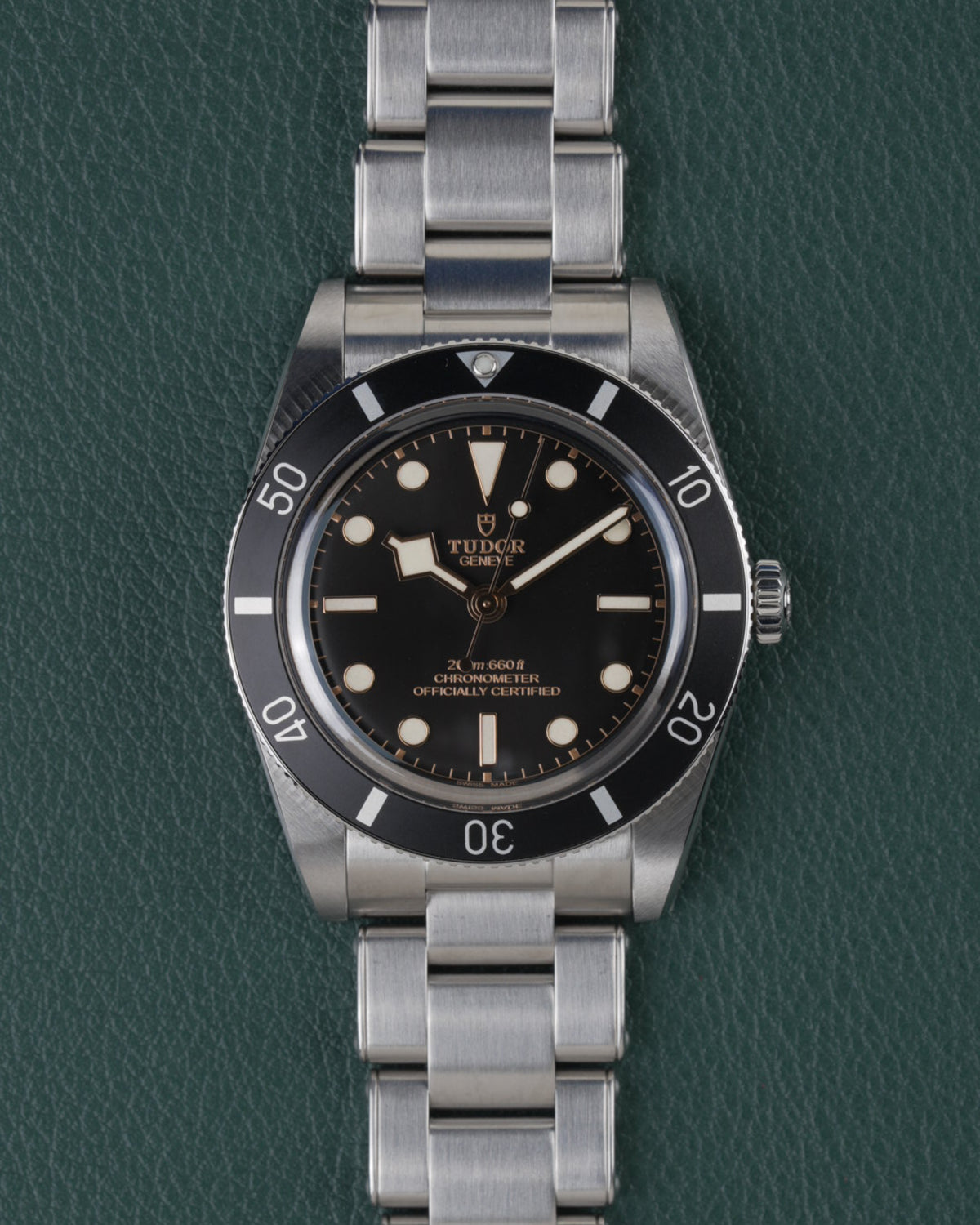 Tudor Black Bay 54 M79000N-0001 - Volledig horloge recht van boven met zwarte wijzerplaat en stalen schakelband