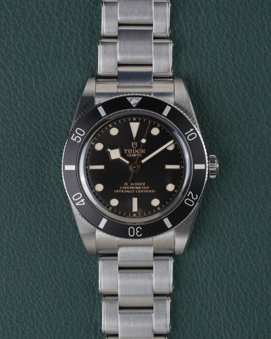 Tudor Black Bay 54 M79000N-0001 - Volledig horloge recht van boven met zwarte wijzerplaat en stalen schakelband