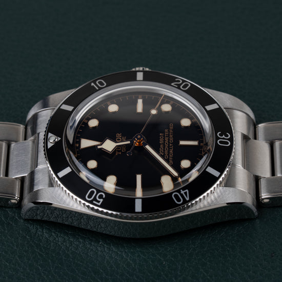 Tudor Black Bay 54 M79000N-0001 - Frontaal aanzicht ter hoogte van de kast met focus op wijzerplaat en bezel