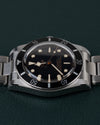 Tudor Black Bay 54 M79000N-0001 - Frontaal aanzicht ter hoogte van de kast met focus op wijzerplaat en bezel