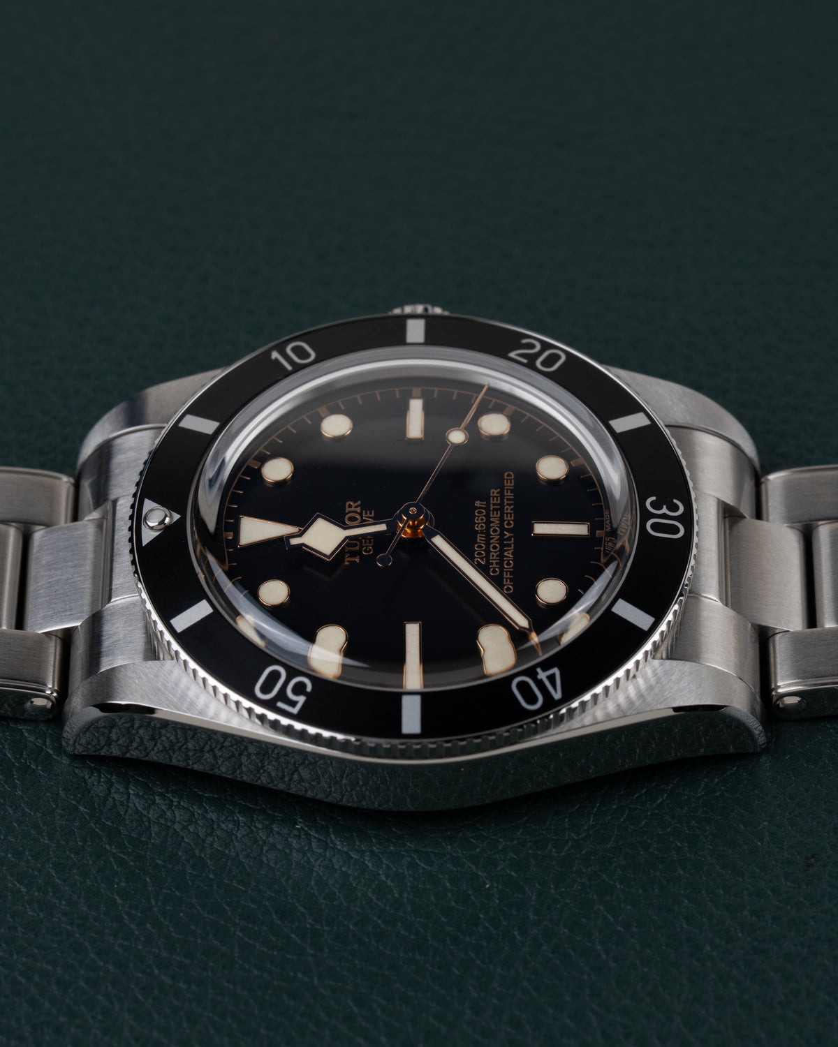 Tudor Black Bay 54 M79000N-0001 - Frontaal aanzicht ter hoogte van de kast met focus op wijzerplaat en bezel