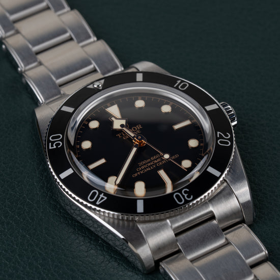 Tudor Black Bay 54 M79000N-0001 - Frontaal aanzicht onder een hoek met de kroon rechts en de schakelband schuin naar boven links