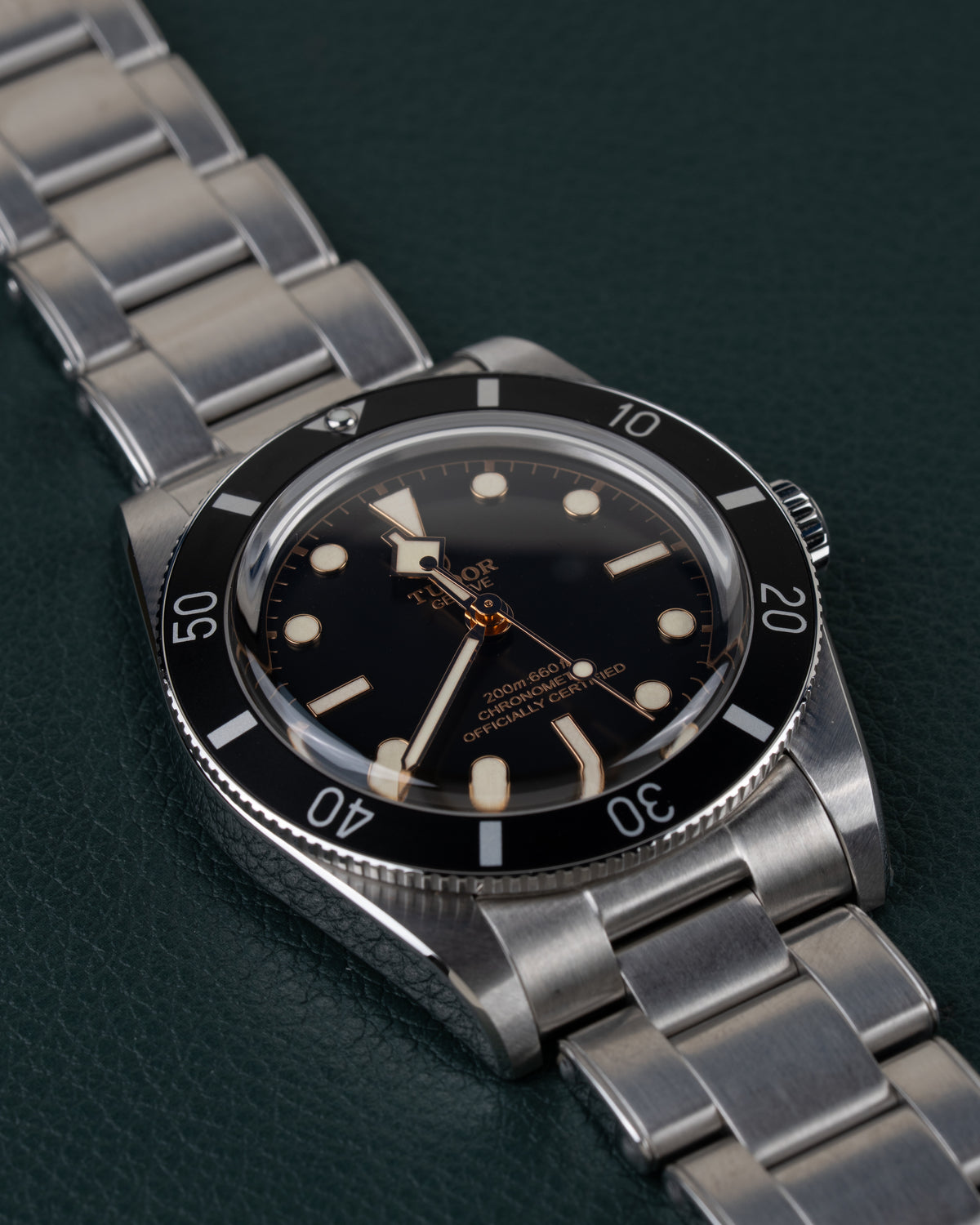 Tudor Black Bay 54 M79000N-0001 - Frontaal aanzicht onder een hoek met de kroon rechts en de schakelband schuin naar boven links