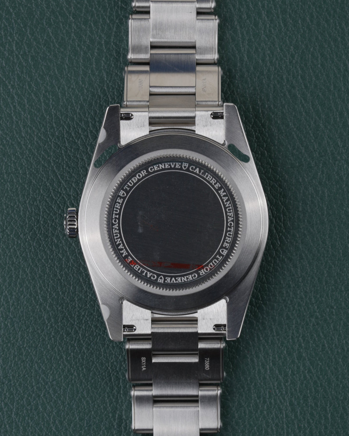 Tudor Black Bay 54 M79000N-0001 - Achterkant van de kast recht van boven met de gesloten stalen caseback