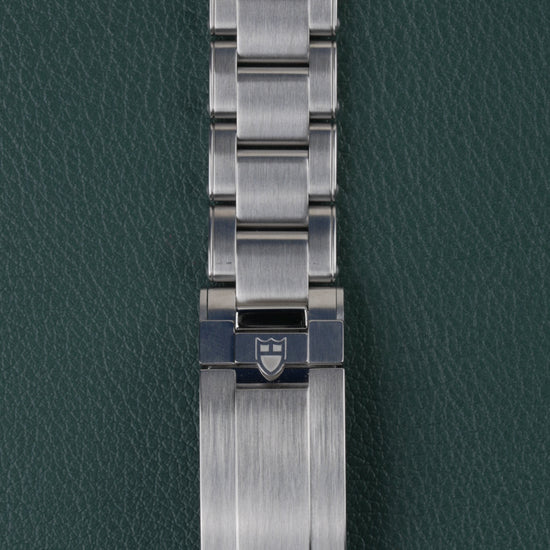 Tudor Black Bay 54 M79000N-0001 - Close-up van de vouwsluiting van de schakelband met het Tudor schildlogo
