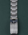 Tudor Black Bay 54 M79000N-0001 - Close-up van de vouwsluiting van de schakelband met het Tudor schildlogo
