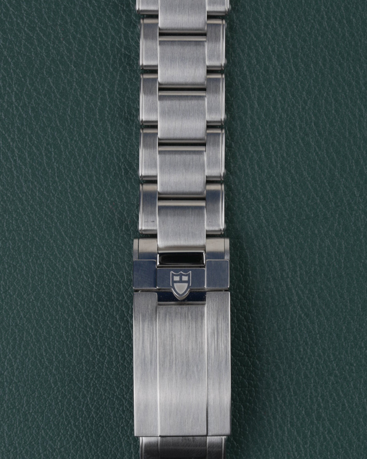 Tudor Black Bay 54 M79000N-0001 - Close-up van de vouwsluiting van de schakelband met het Tudor schildlogo