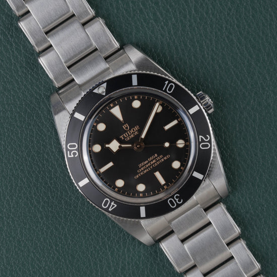 Tudor Black Bay 54 M79000N-0001 - Frontaal aanzicht onder een hoek met zwarte wijzerplaat en de kroon rechts