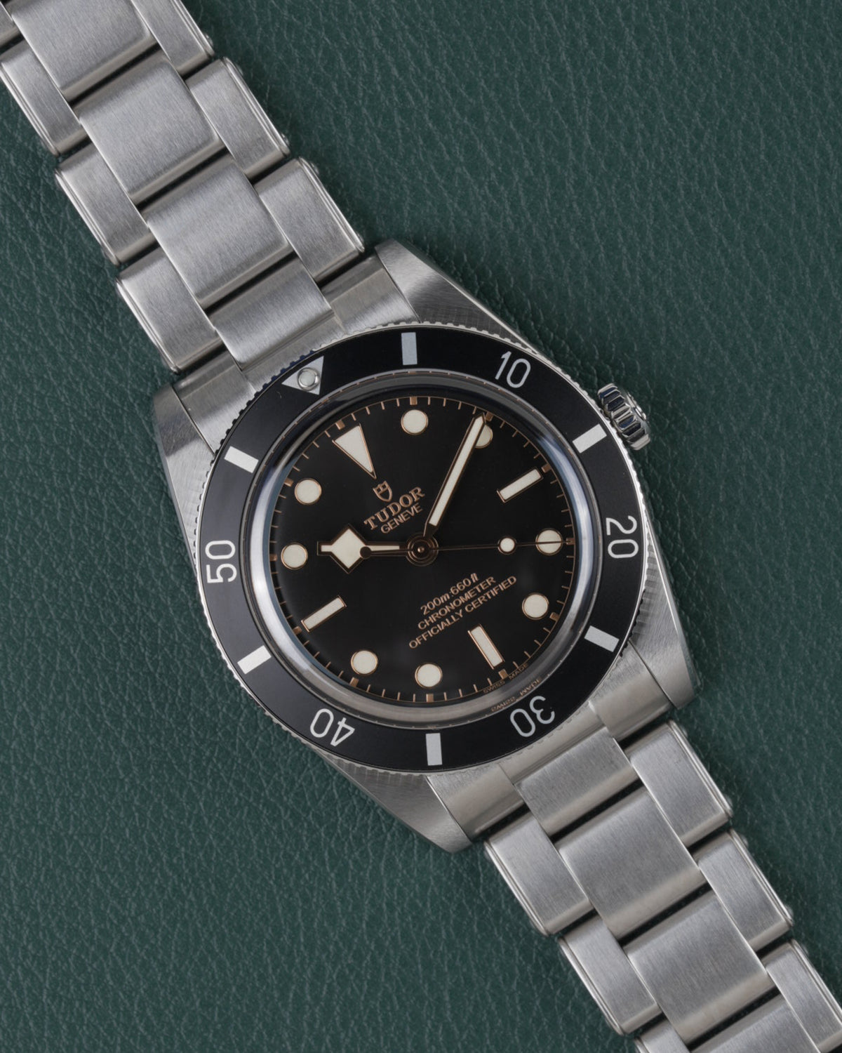 Tudor Black Bay 54 M79000N-0001 - Frontaal aanzicht onder een hoek met zwarte wijzerplaat en de kroon rechts