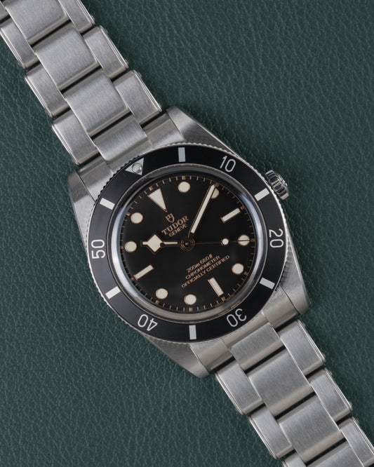 Tudor Black Bay 54 M79000N-0001 - Frontaal aanzicht onder een hoek met zwarte wijzerplaat en de kroon rechts