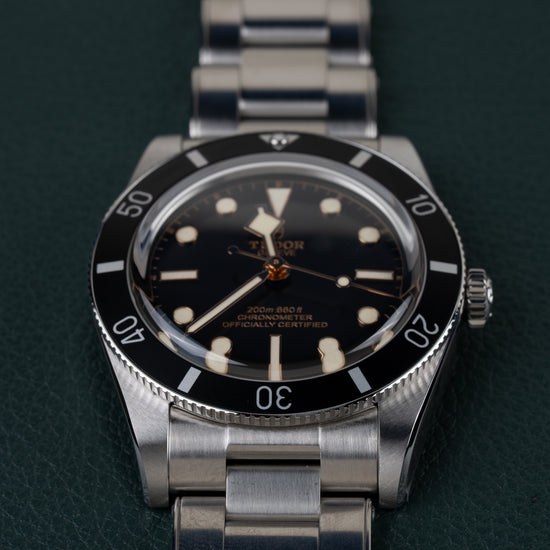 Tudor Black Bay 54 M79000N-0001 - Frontale close-up recht van voren met de gegroefde bezel scherp in beeld