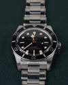 Tudor Black Bay 54 M79000N-0001 - Frontale close-up recht van voren met de gegroefde bezel scherp in beeld