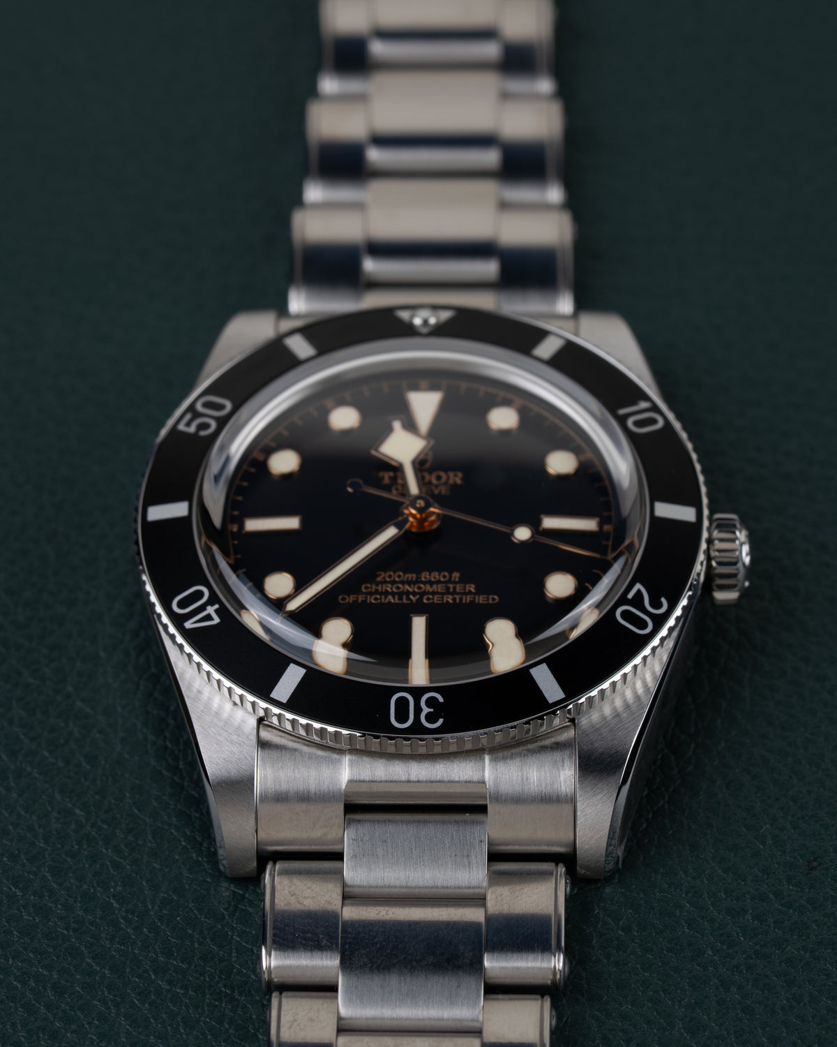 Tudor Black Bay 54 M79000N-0001 - Frontale close-up recht van voren met de gegroefde bezel scherp in beeld