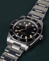Tudor Black Bay 54 M79000N-0001 - Frontaal aanzicht onder een steile hoek met de kroon rechts en de schakelband schuin naar boven