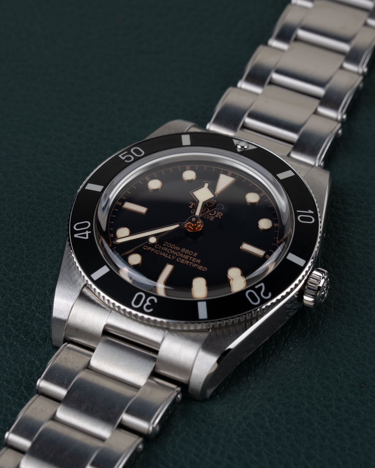 Tudor Black Bay 54 M79000N-0001 - Frontaal aanzicht onder een steile hoek met de kroon rechts en de schakelband schuin naar boven