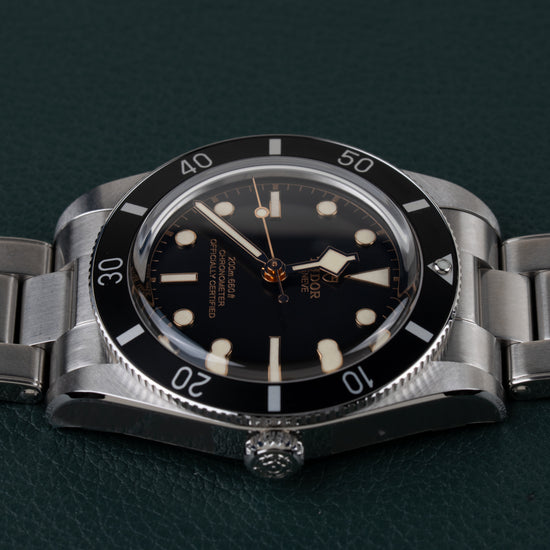 Tudor Black Bay 54 M79000N-0001 - Ondersteboven aanzicht met de kroon onderaan de kast