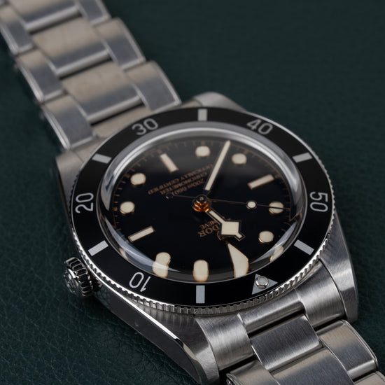 Tudor Black Bay 54 M79000N-0001 - Frontaal aanzicht ondersteboven met de kroon aan de linkerzijde