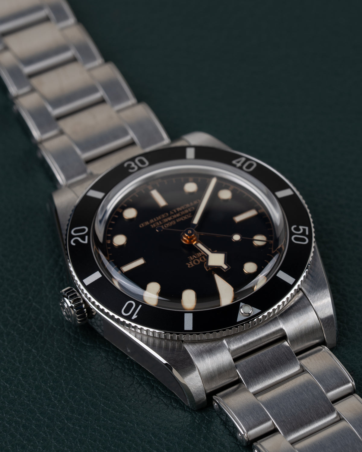 Tudor Black Bay 54 M79000N-0001 - Frontaal aanzicht ondersteboven met de kroon aan de linkerzijde