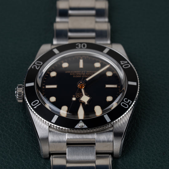 Tudor Black Bay 54 M79000N-0001 - Ondersteboven aanzicht met de kroon links en de schakelband schuin naar beneden