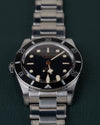Tudor Black Bay 54 M79000N-0001 - Ondersteboven aanzicht met de kroon links en de schakelband schuin naar beneden