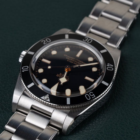 Tudor Black Bay 54 M79000N-0001 - Frontaal aanzicht onder een hoek met de kroon links en de schakelband schuin naar boven rechts