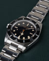 Tudor Black Bay 54 M79000N-0001 - Frontaal aanzicht onder een hoek met de kroon links en de schakelband schuin naar boven rechts