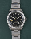 Tudor Black Bay Pro M79470-0001 - Volledig horloge recht van boven met zwarte wijzerplaat, GMT-bezel en stalen schakelband