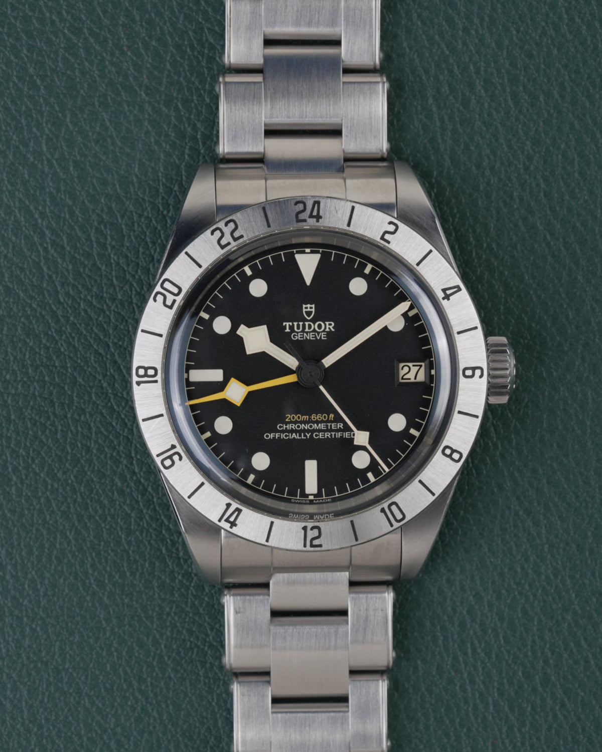 Tudor Black Bay Pro M79470-0001 - Volledig horloge recht van boven met zwarte wijzerplaat, GMT-bezel en stalen schakelband