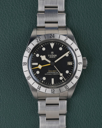 Tudor Black Bay Pro M79470-0001 - Volledig horloge recht van boven met zwarte wijzerplaat, GMT-bezel en stalen schakelband
