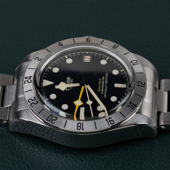 Tudor Black Bay Pro M79470-0001 - Bovenaanzicht met de kroon boven de kast en het datumvenster op 12 uur