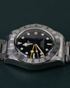 Tudor Black Bay Pro M79470-0001 - Bovenaanzicht met de kroon boven de kast en het datumvenster op 12 uur