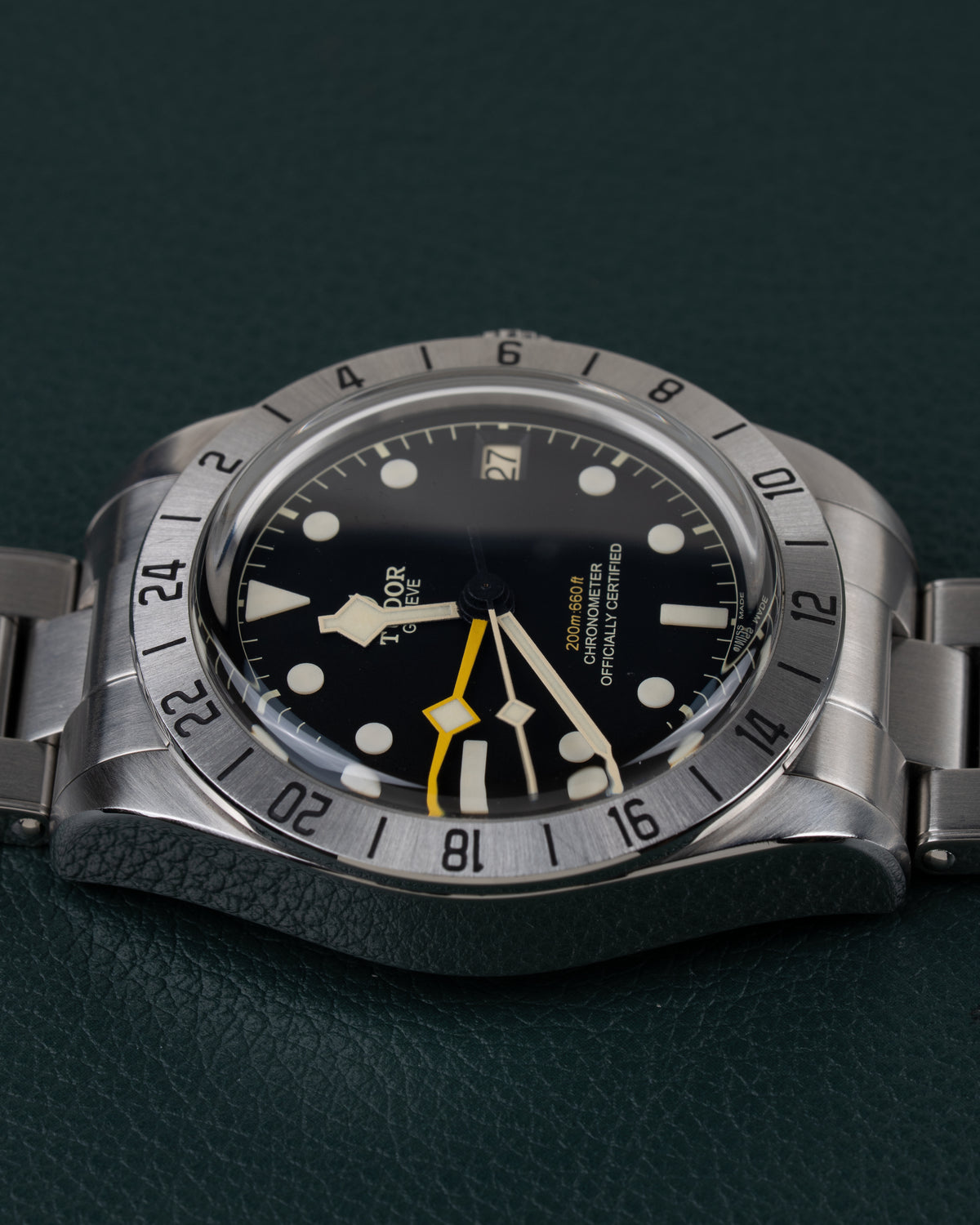 Tudor Black Bay Pro M79470-0001 - Bovenaanzicht met de kroon boven de kast en het datumvenster op 12 uur