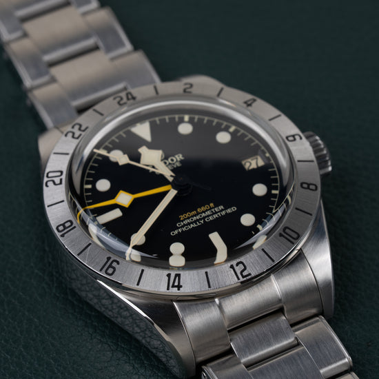 Tudor Black Bay Pro M79470-0001 - Frontaal aanzicht onder een hoek met de kroon rechts en de schakelband schuin naar boven