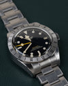 Tudor Black Bay Pro M79470-0001 - Frontaal aanzicht onder een hoek met de kroon rechts en de schakelband schuin naar boven