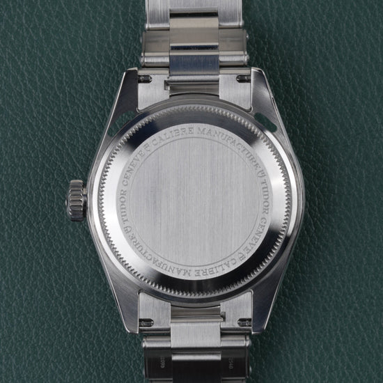 Tudor Black Bay Pro M79470-0001 - Achterkant van de kast met gegraveerde Tudor Geneve Calibre Manufacture-tekst