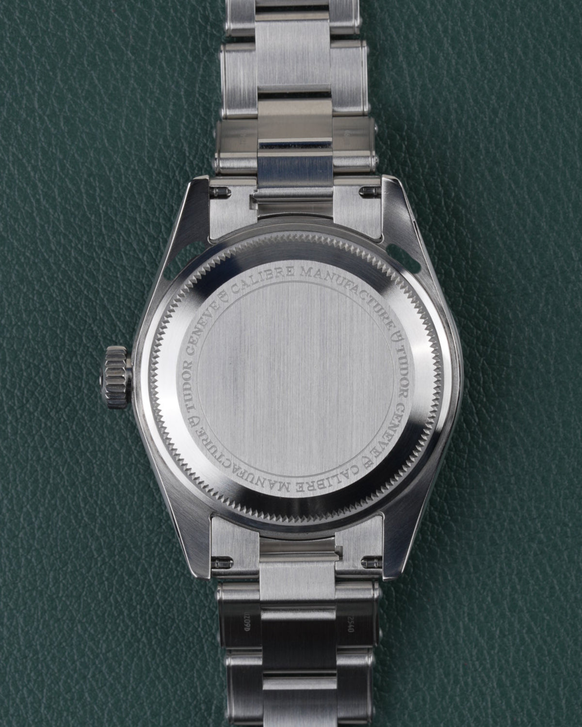 Tudor Black Bay Pro M79470-0001 - Achterkant van de kast met gegraveerde Tudor Geneve Calibre Manufacture-tekst