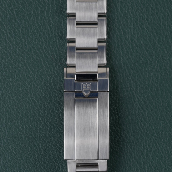 Tudor Black Bay Pro M79470-0001 - Close-up van de vouwsluiting met Tudor-schildlogo op de stalen schakelband