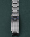 Tudor Black Bay Pro M79470-0001 - Close-up van de vouwsluiting met Tudor-schildlogo op de stalen schakelband