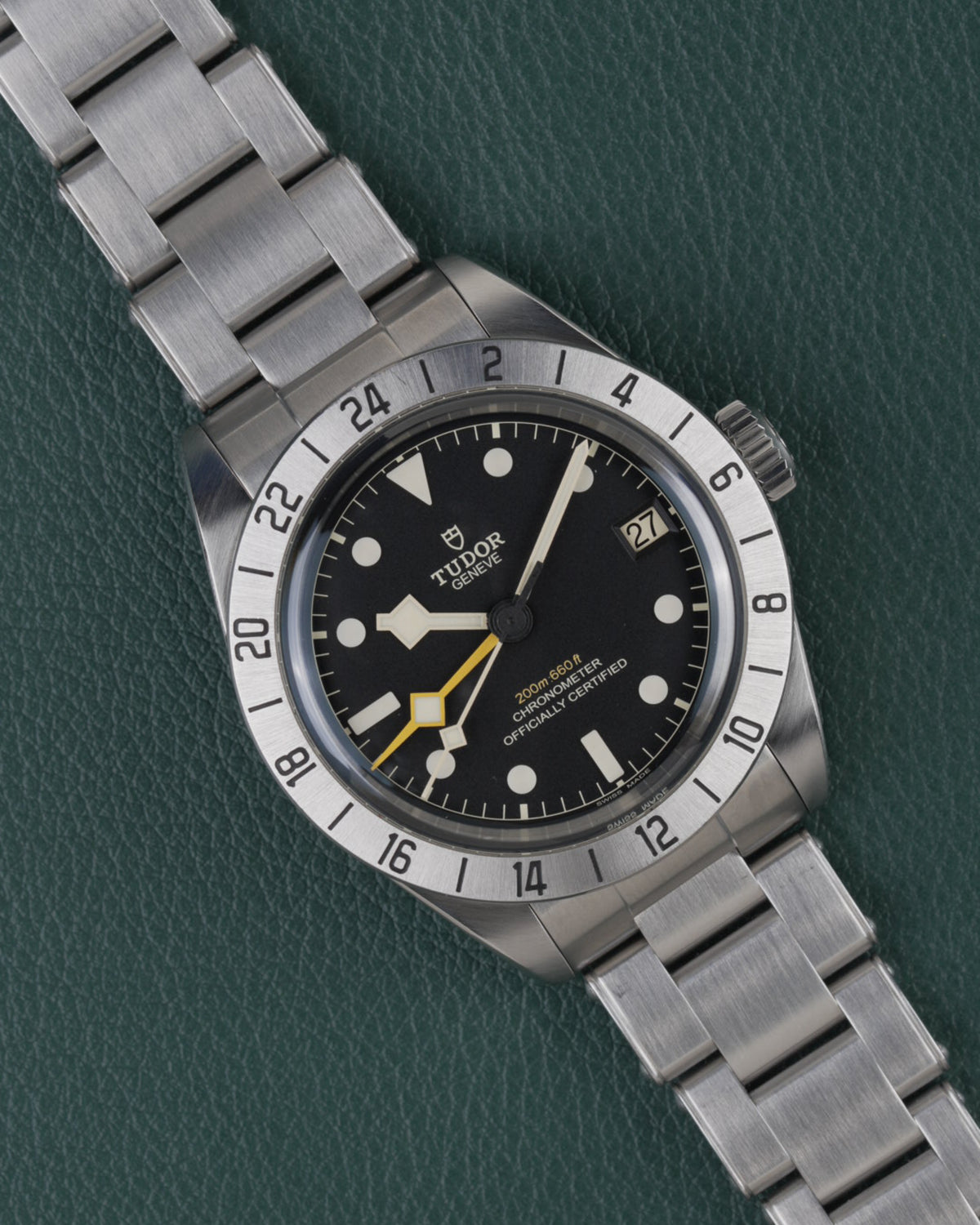 Tudor Black Bay Pro M79470-0001 - Frontaal aanzicht onder een hoek met zwarte wijzerplaat en de kroon rechts
