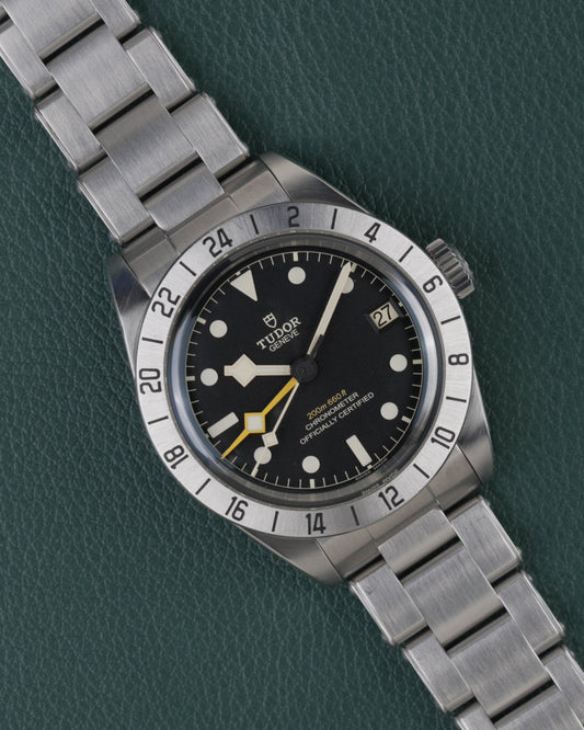 Tudor Black Bay Pro M79470-0001 - Frontaal aanzicht onder een hoek met zwarte wijzerplaat en de kroon rechts