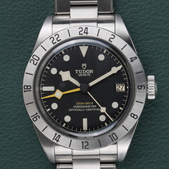 Tudor Black Bay Pro M79470-0001 - Frontale close-up van de wijzerplaat met datumvenster op 3 uur en de kroon rechts