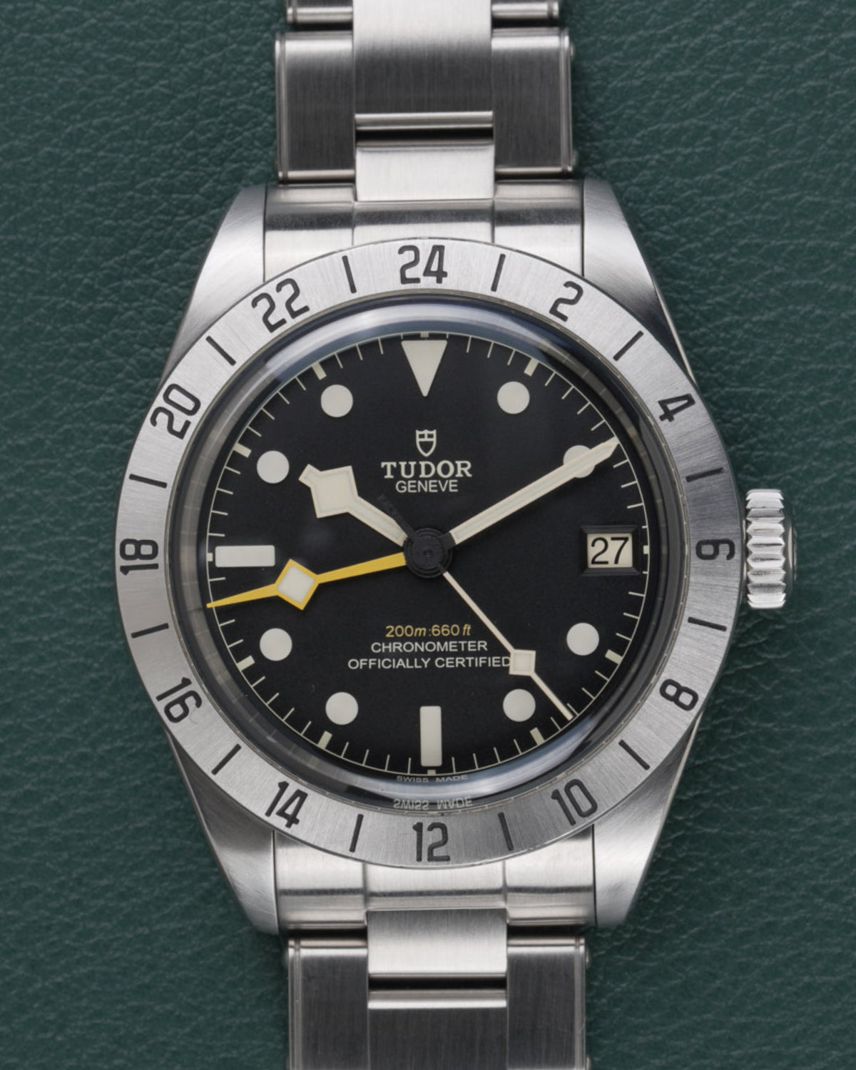 Tudor Black Bay Pro M79470-0001 - Frontale close-up van de wijzerplaat met datumvenster op 3 uur en de kroon rechts